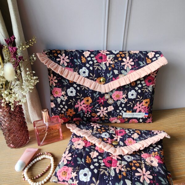 Pochette ÉGLANTINE à volant coton Olga fleurs roses fond marine