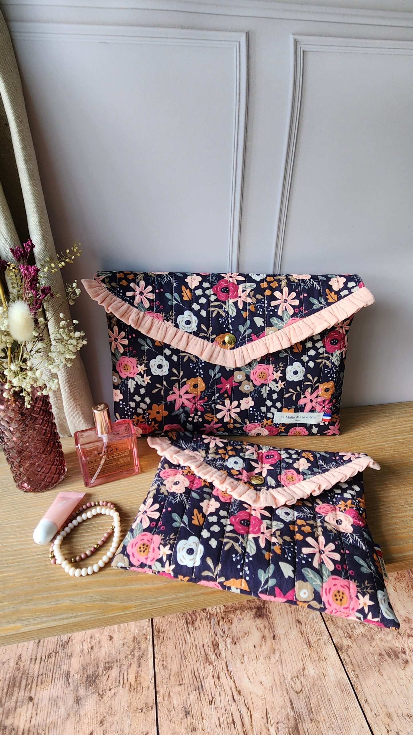 Pochette ÉGLANTINE à volant coton Olga fleurs roses fond marine