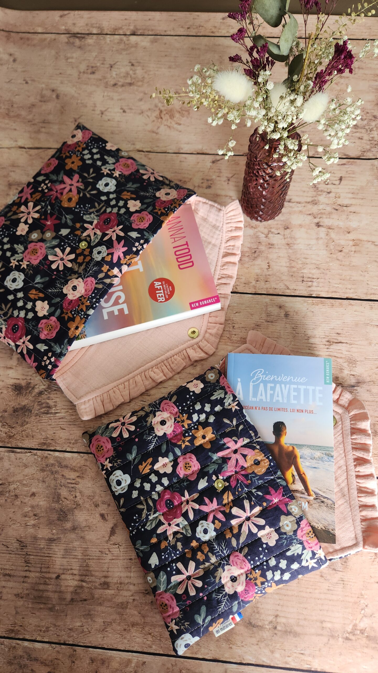 Pochette ÉGLANTINE à volant coton Olga fleurs roses fond marine – Image 2