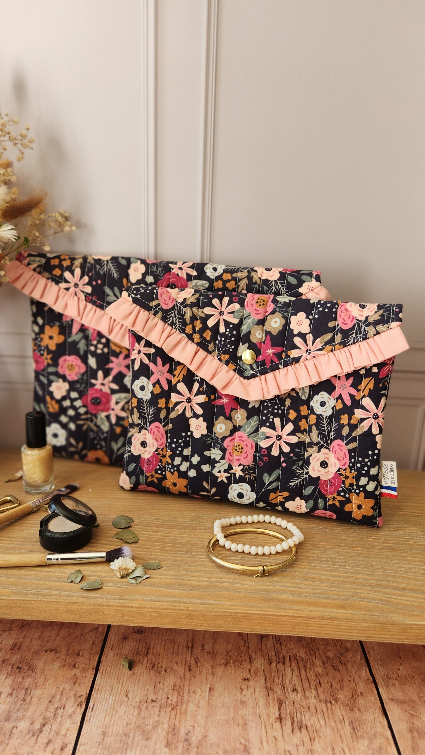 Pochette ÉGLANTINE à volant coton Olga fleurs roses fond marine – Image 3