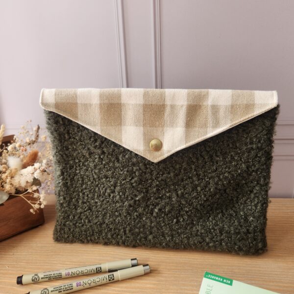Pochette ÉGLANTINE bouclette kaki