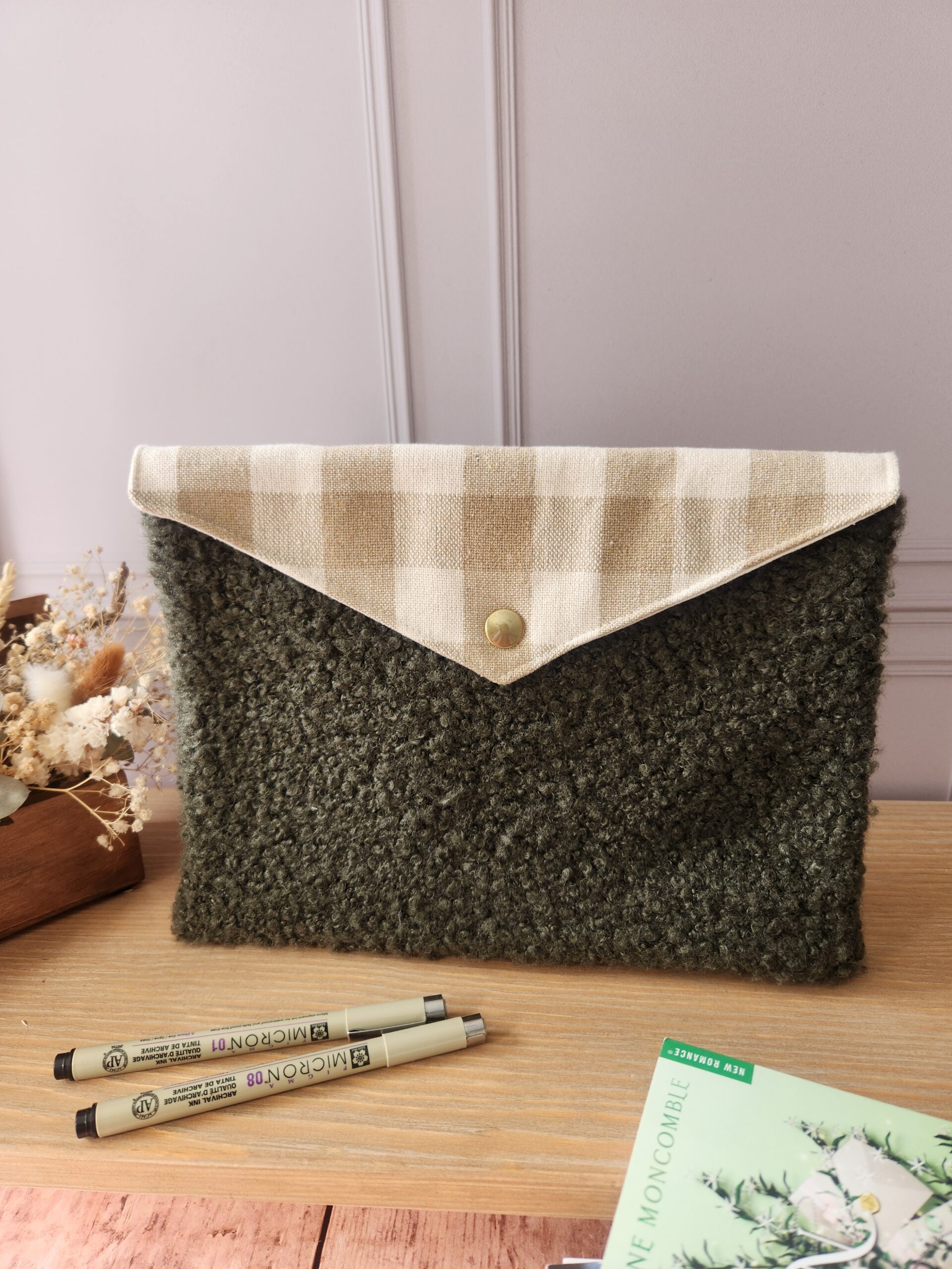 Pochette ÉGLANTINE bouclette kaki
