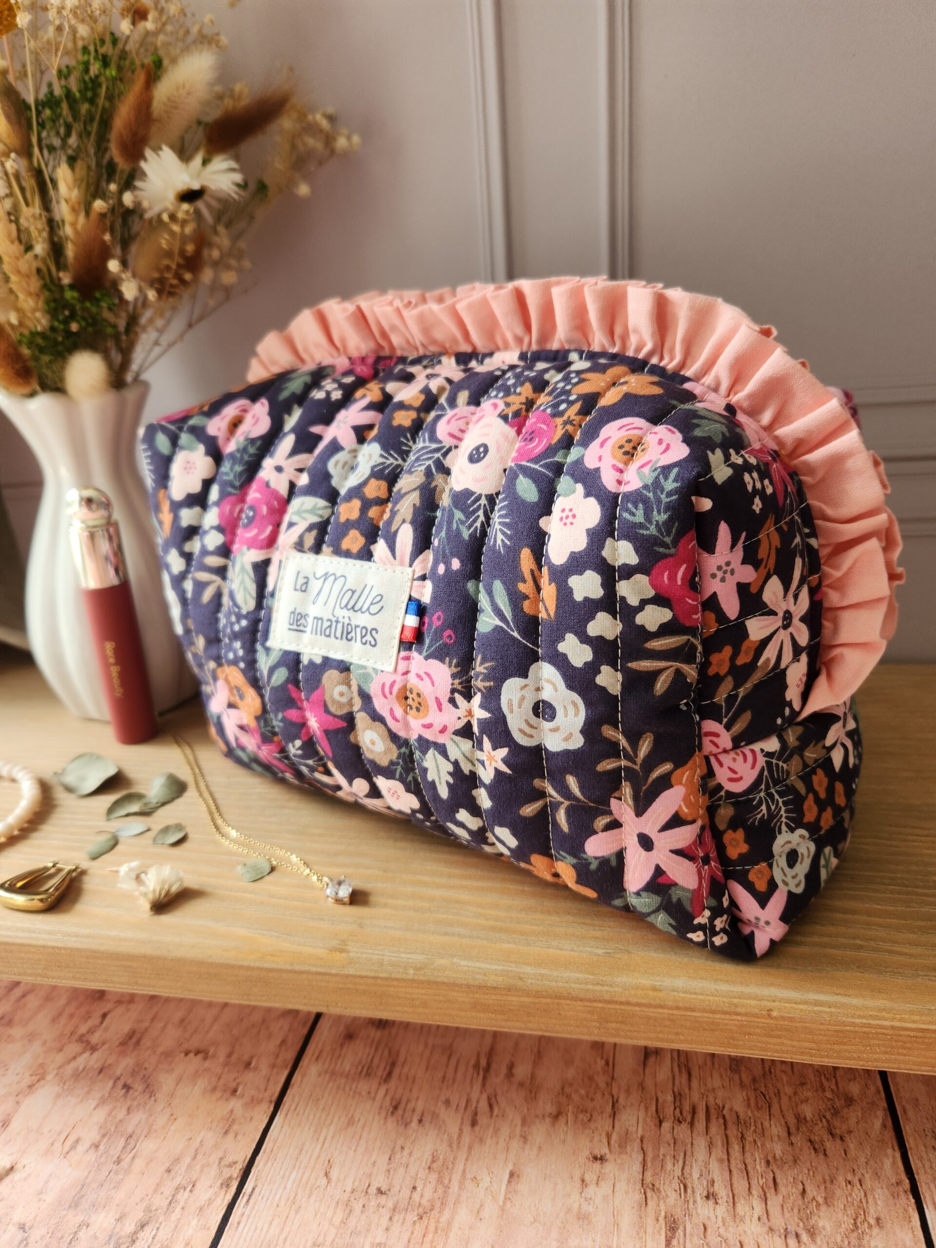 Trousse de toilette HORTENSE froufrou coton Olga fleurs roses fond marine – Image 2