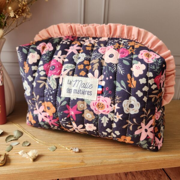 Trousse de toilette HORTENSE froufrou coton Olga fleurs roses fond marine