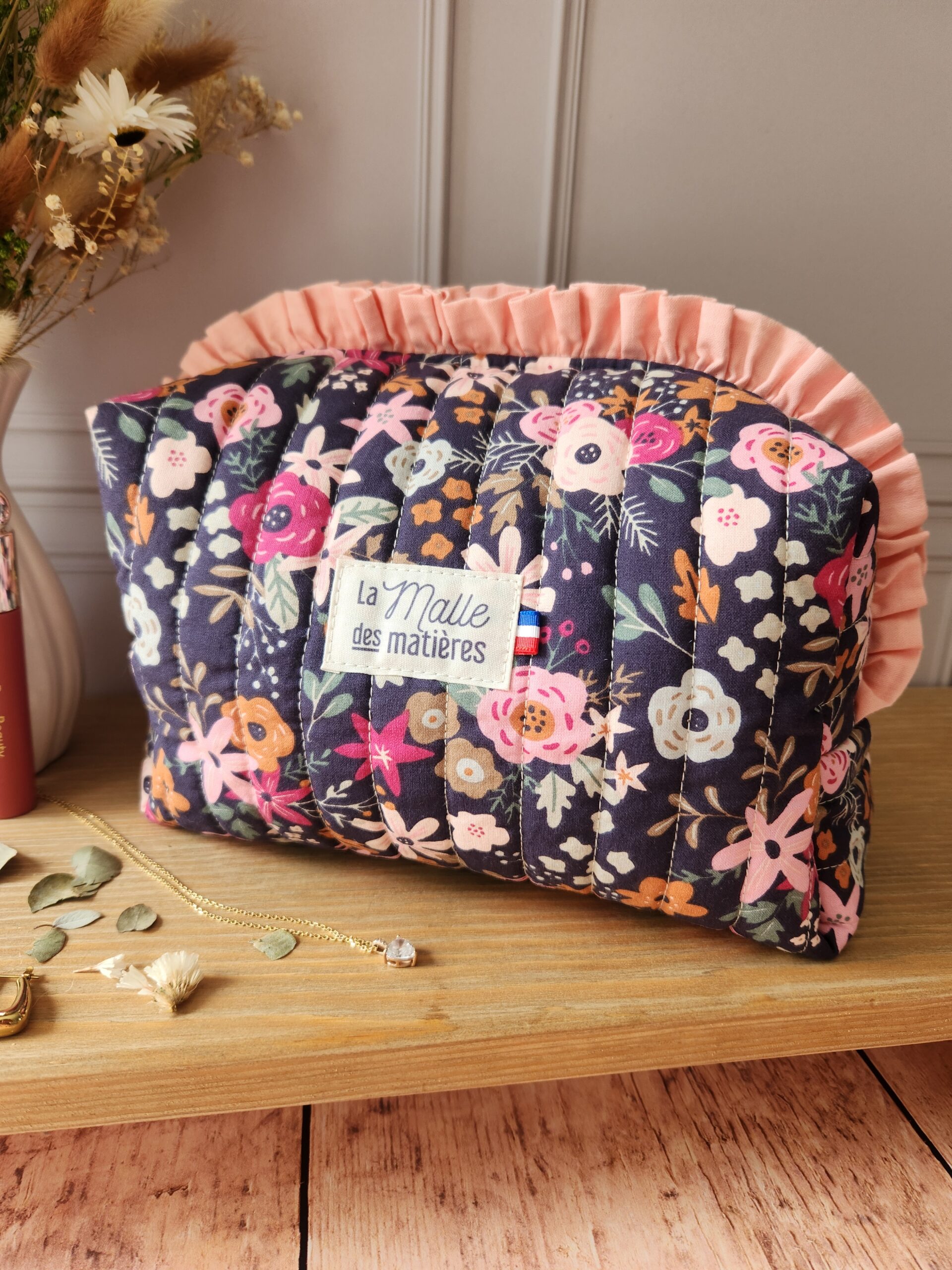 Trousse de toilette HORTENSE froufrou coton Olga fleurs roses fond marine