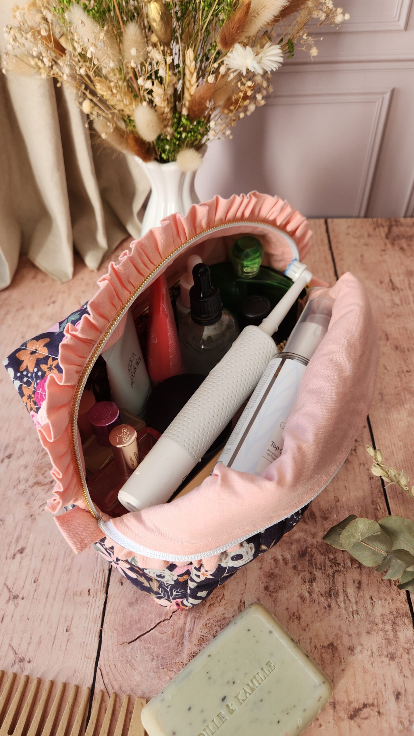 Trousse de toilette HORTENSE froufrou coton Olga fleurs roses fond marine – Image 3